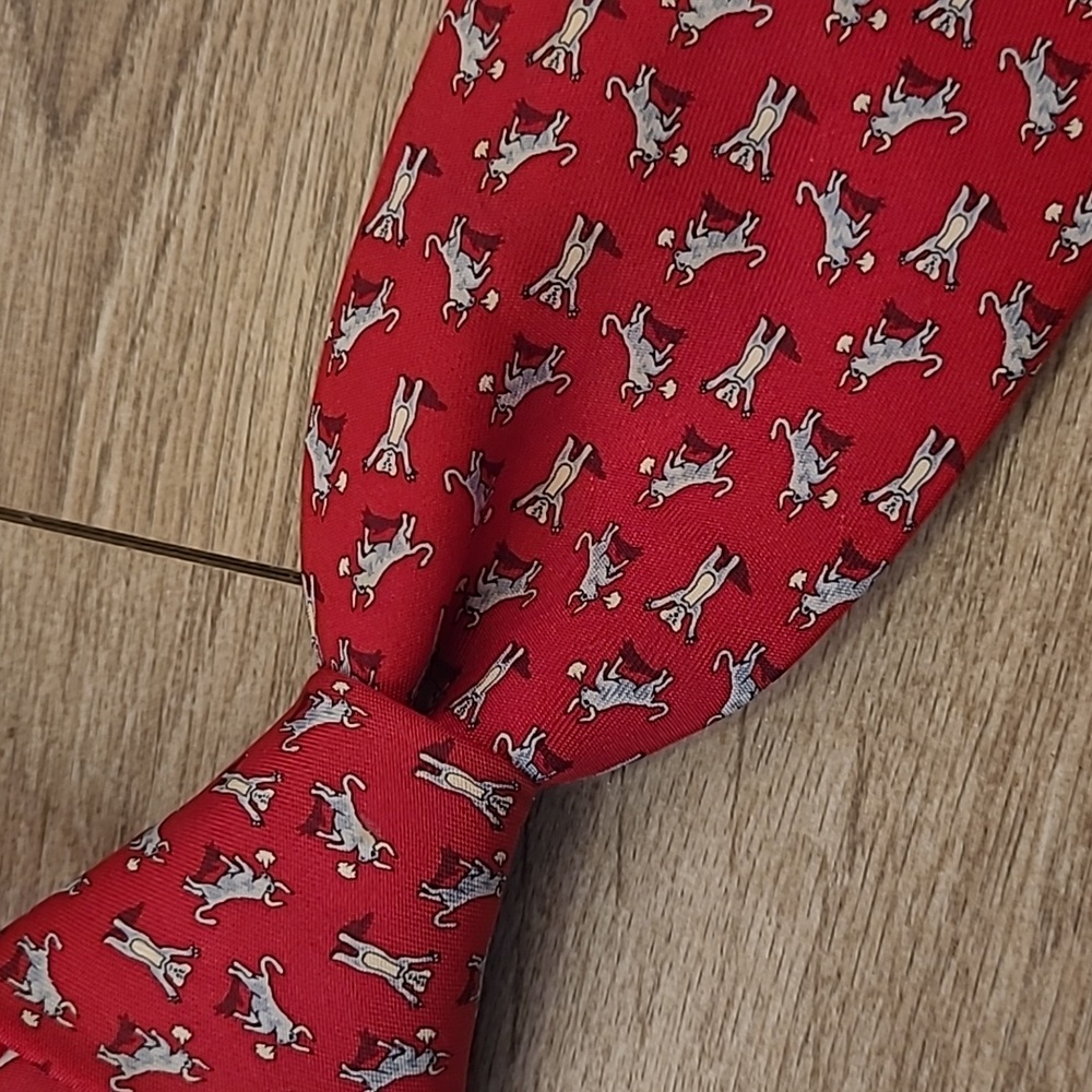 VINEYARD VINES Red Bulls & Bears Blue Stock Market Pattern Mens Silk Tie